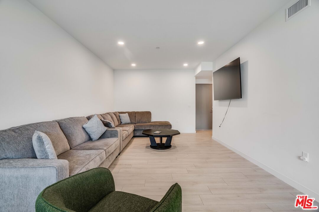 1021 S Shenandoah St Unit: 101