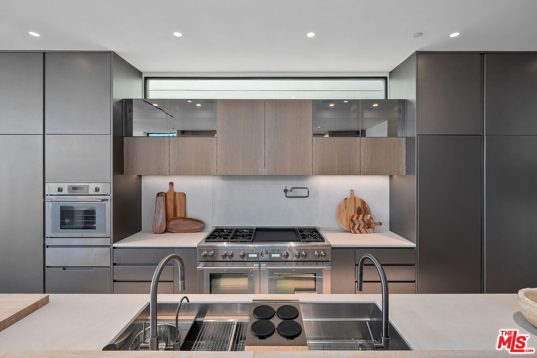 940 Palisades Beach Rd