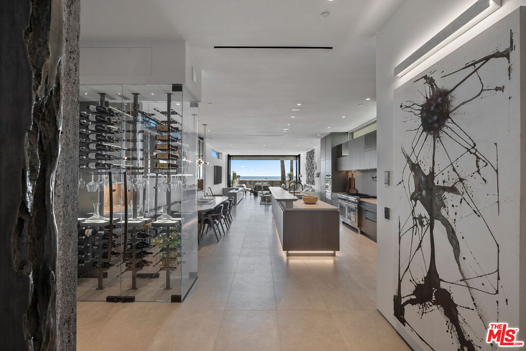 940 Palisades Beach Rd