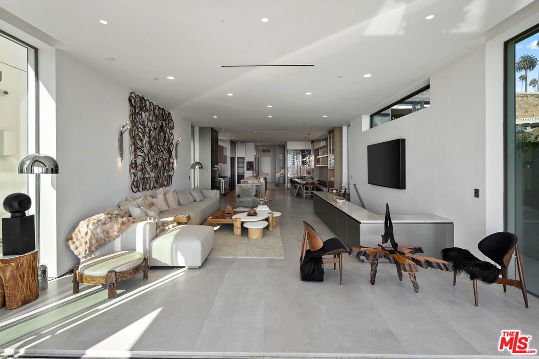 940 Palisades Beach Rd