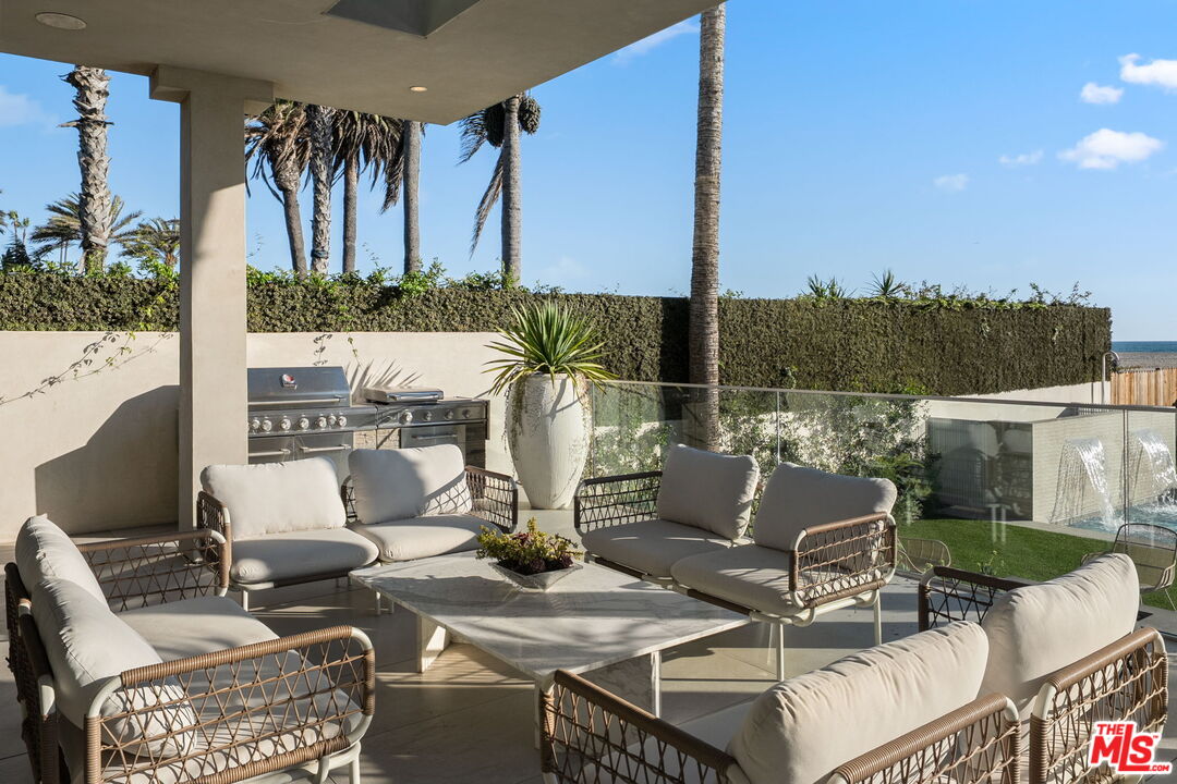 940 Palisades Beach Rd