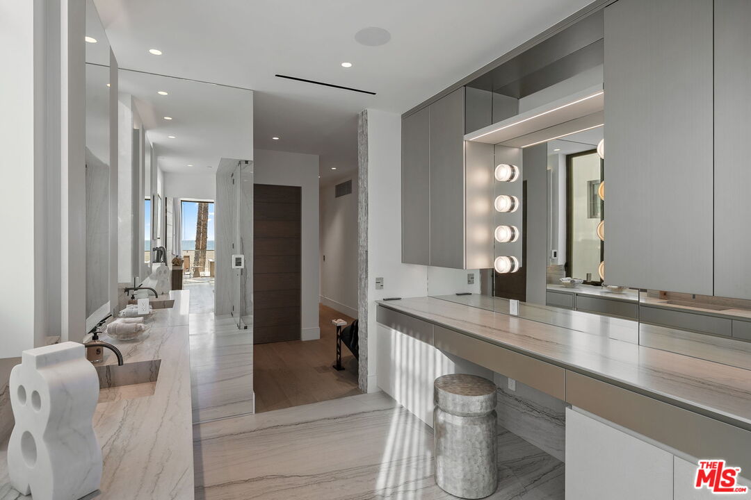 940 Palisades Beach Rd