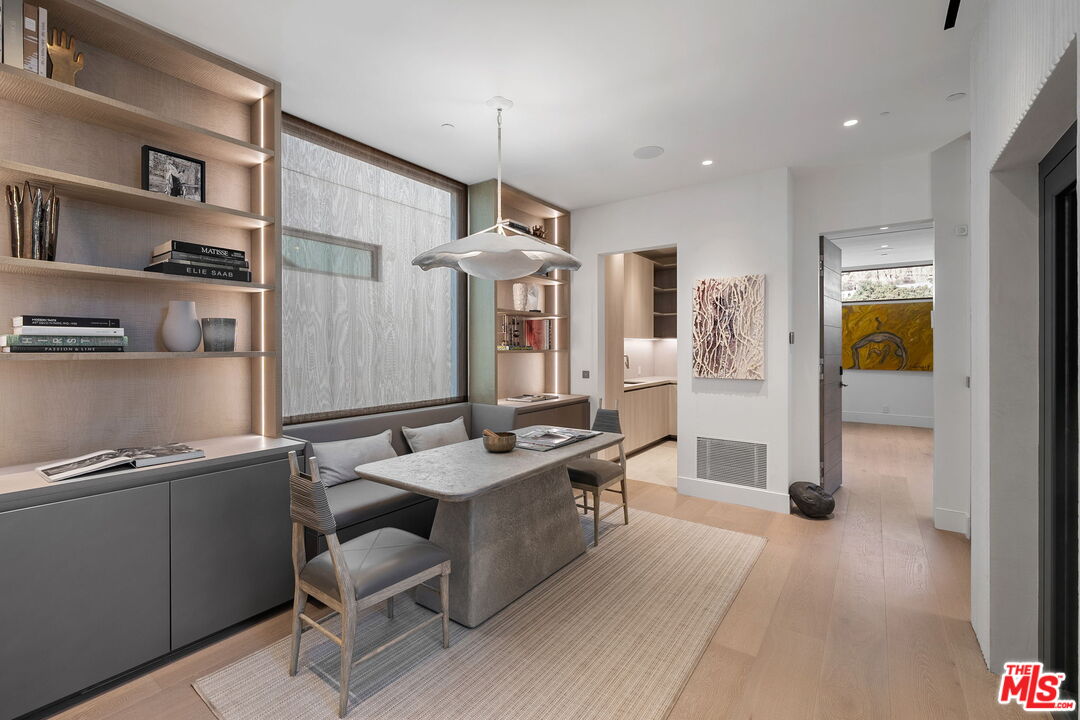 940 Palisades Beach Rd