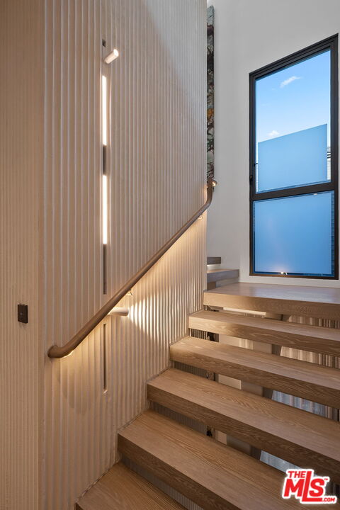 940 Palisades Beach Rd