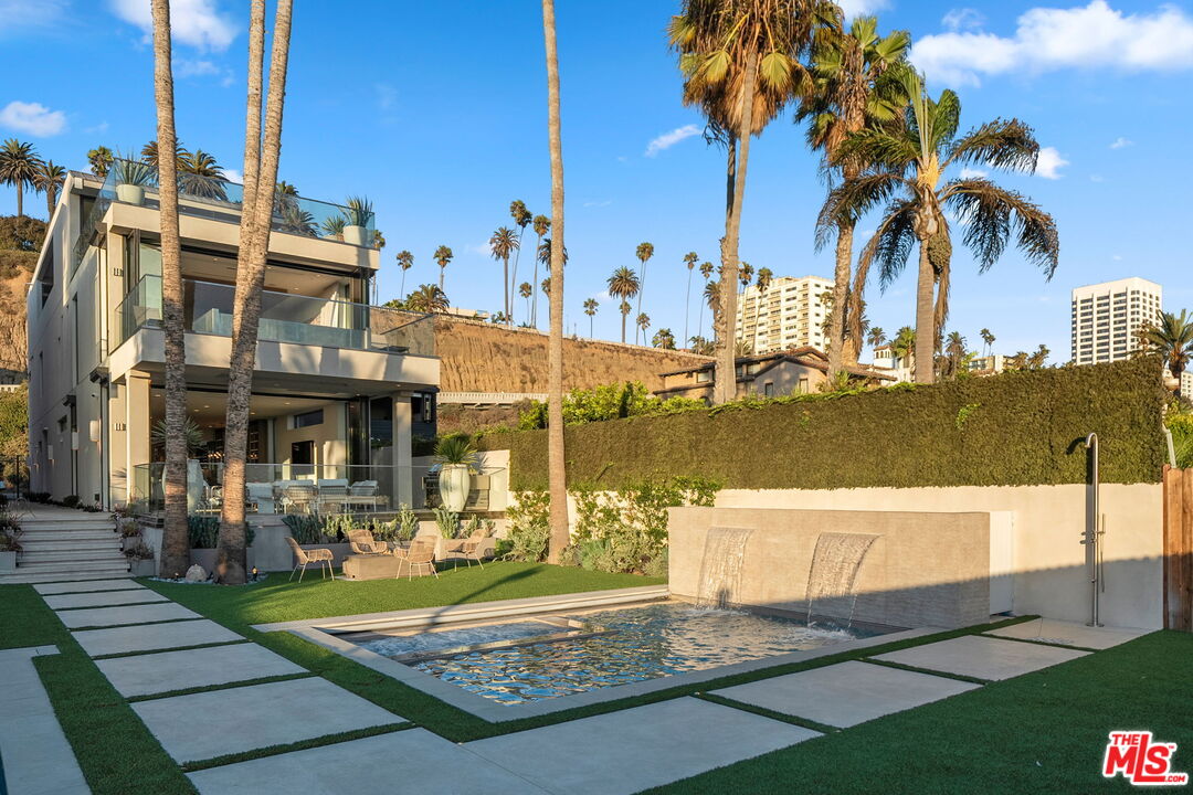 940 Palisades Beach Rd