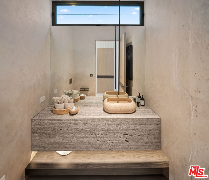 940 Palisades Beach Rd