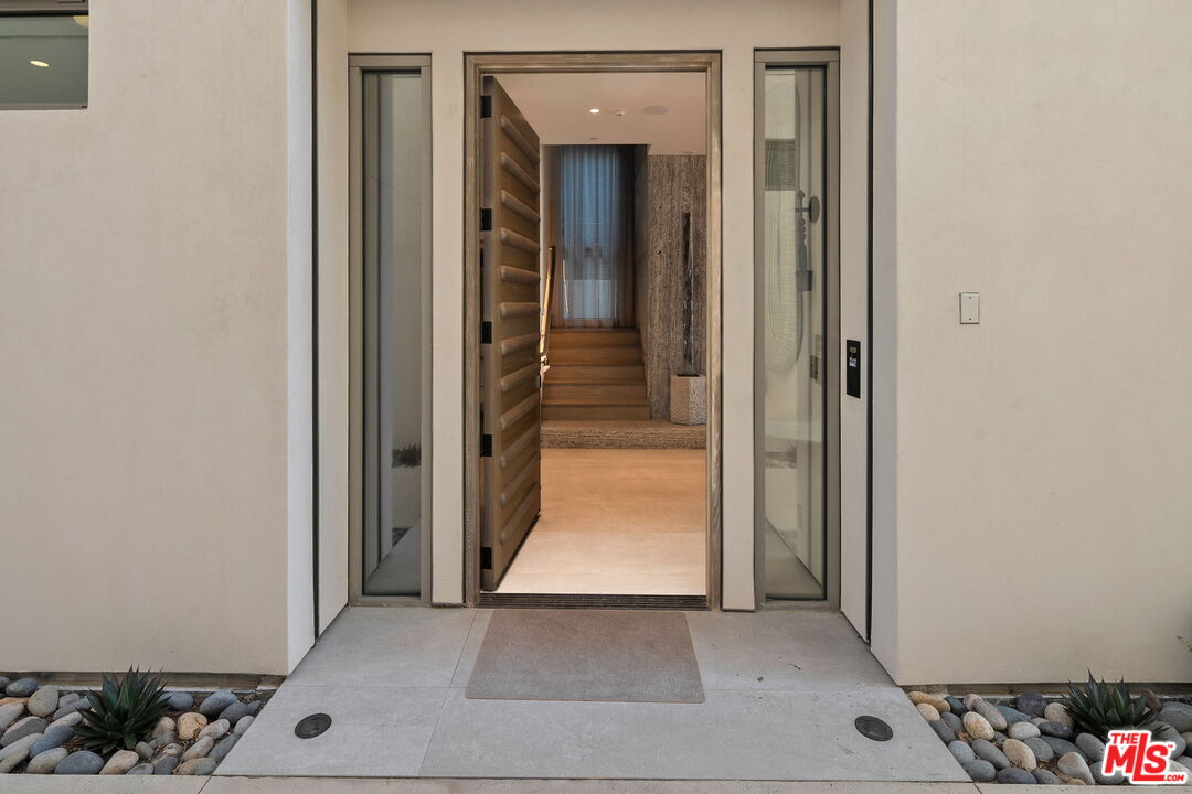 940 Palisades Beach Rd