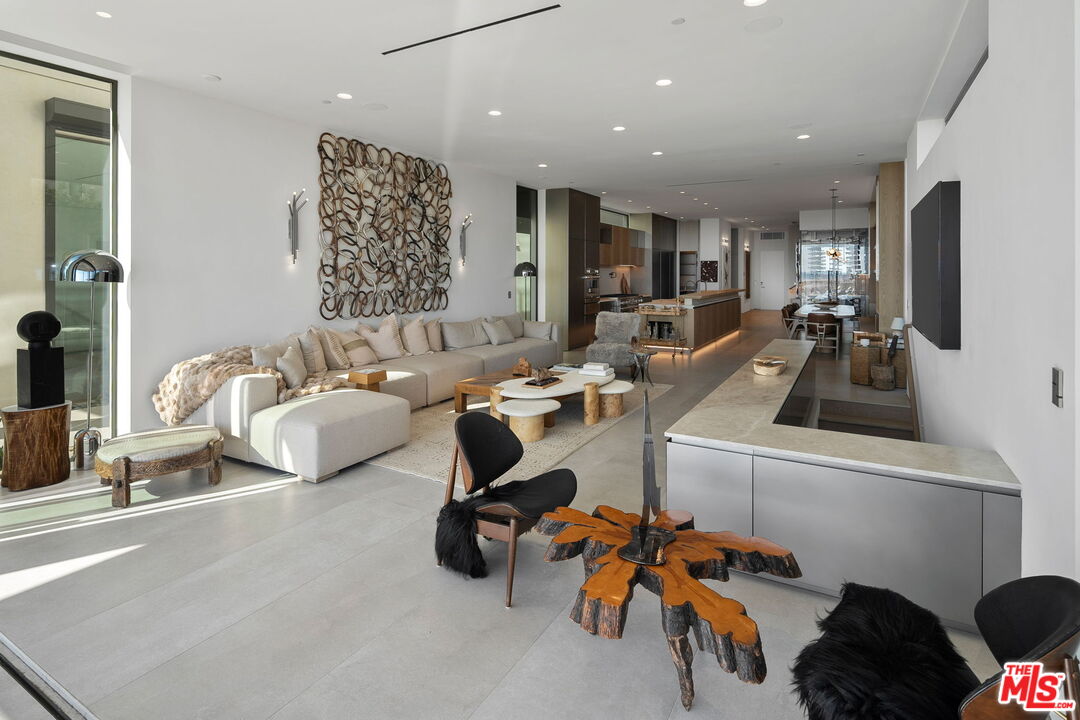 940 Palisades Beach Rd