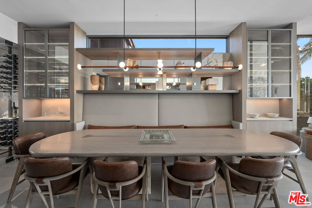 940 Palisades Beach Rd