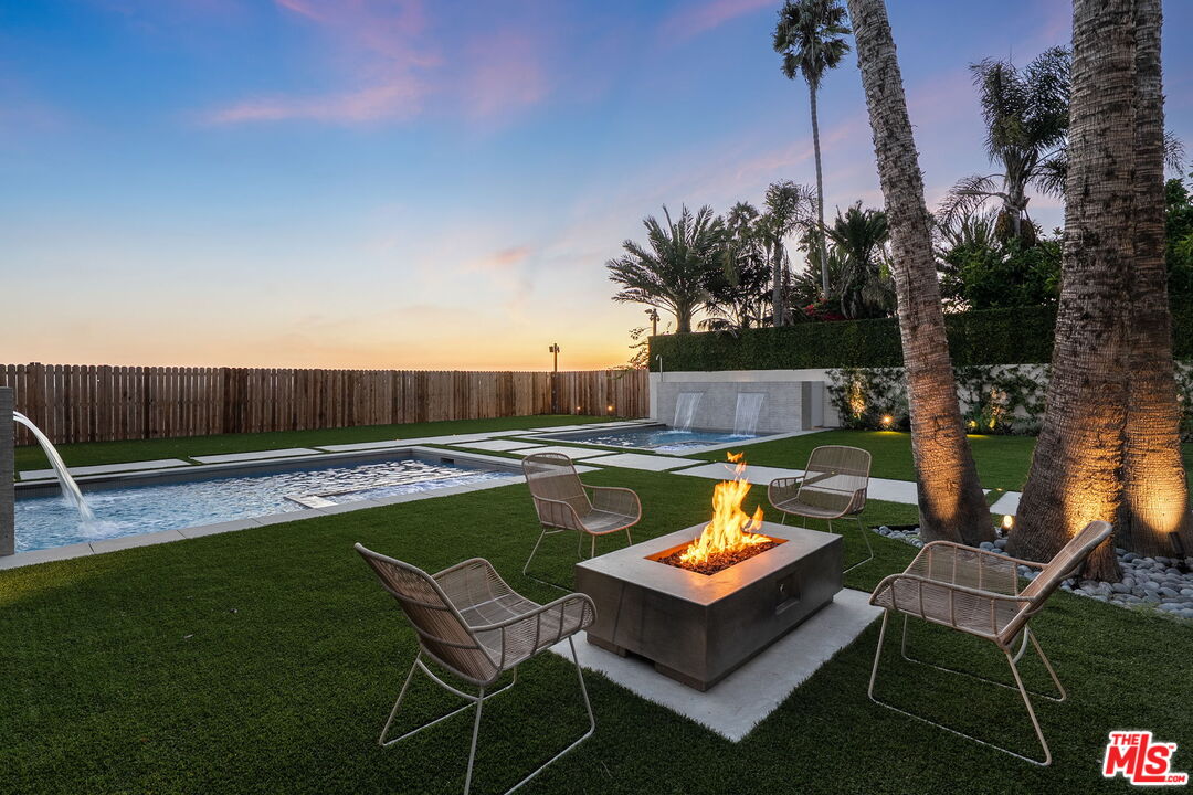 940 Palisades Beach Rd