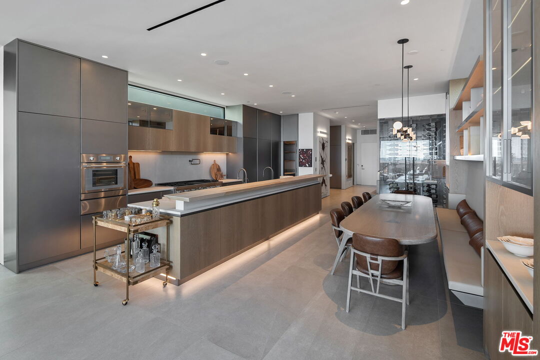 940 Palisades Beach Rd