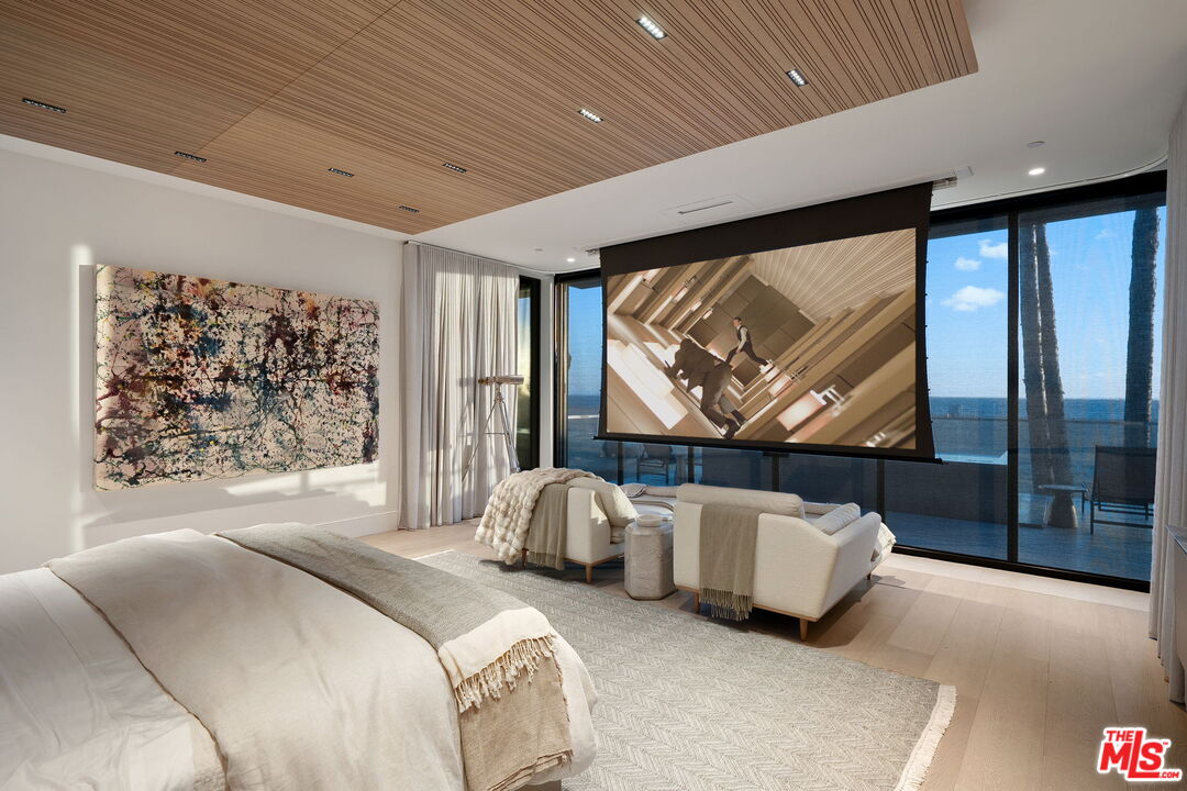 940 Palisades Beach Rd