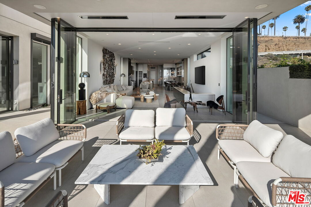 940 Palisades Beach Rd