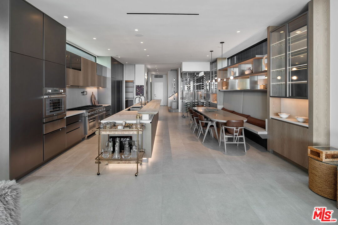 940 Palisades Beach Rd