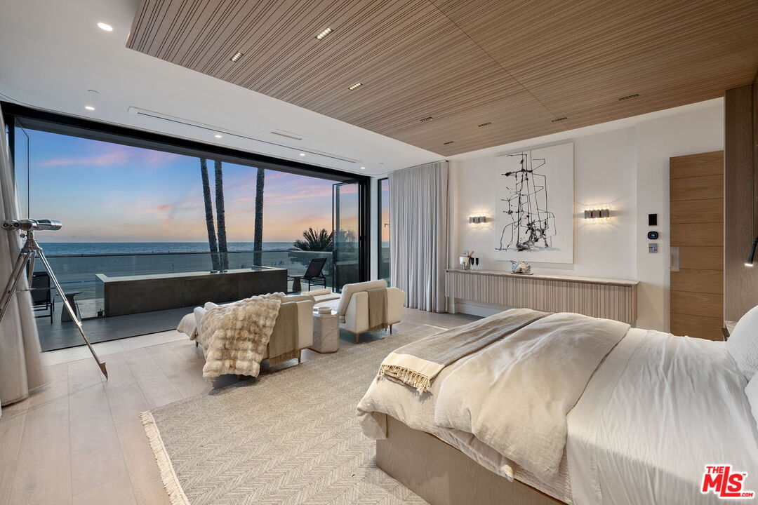 940 Palisades Beach Rd