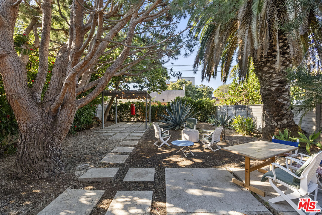 3539 Greenwood Ave