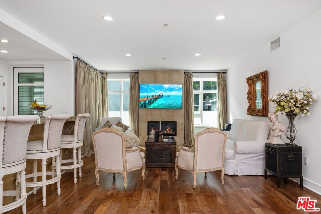 447 N Doheny Dr Unit: 102