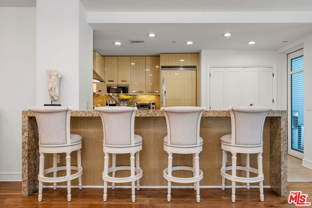 447 N Doheny Dr Unit: 102