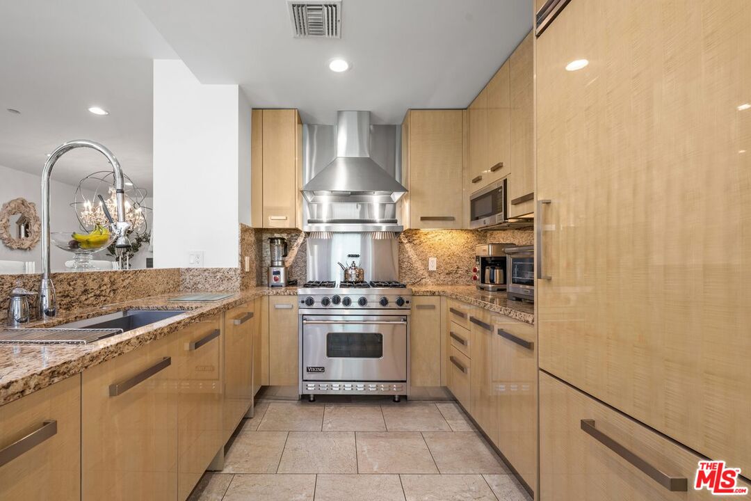 447 N Doheny Dr Unit: 102