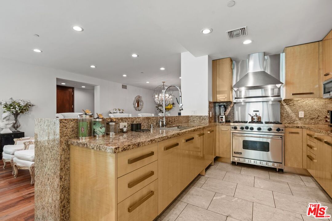 447 N Doheny Dr Unit: 102