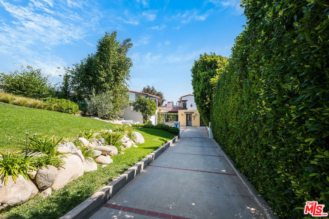 1046 Chautauqua Blvd