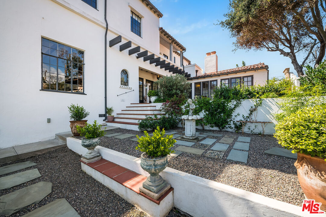 1046 Chautauqua Blvd