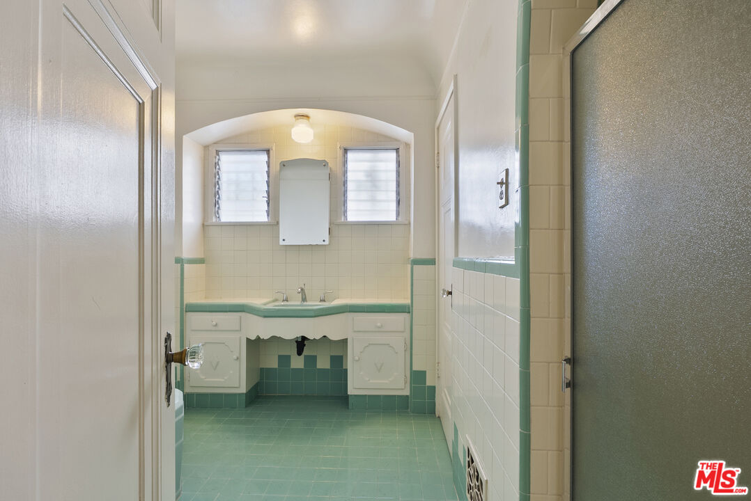 1137 Meadowbrook Ave