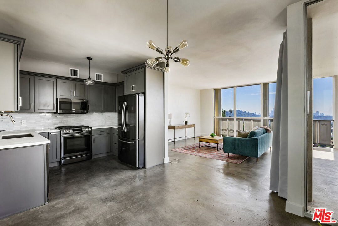 4411 Los Feliz Blvd Unit: 901