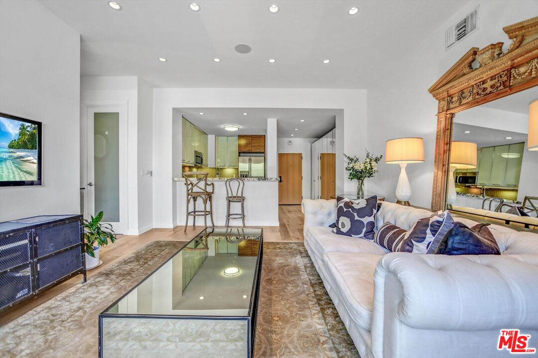 999 N Doheny Dr Unit: 106