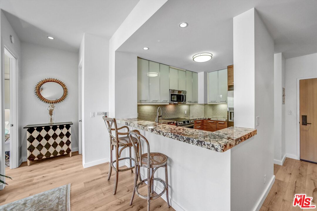 999 N Doheny Dr Unit: 106