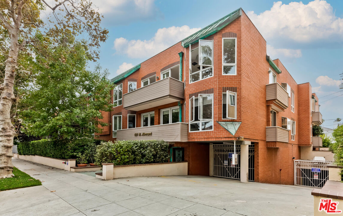 121 N Almont Dr Unit: 103