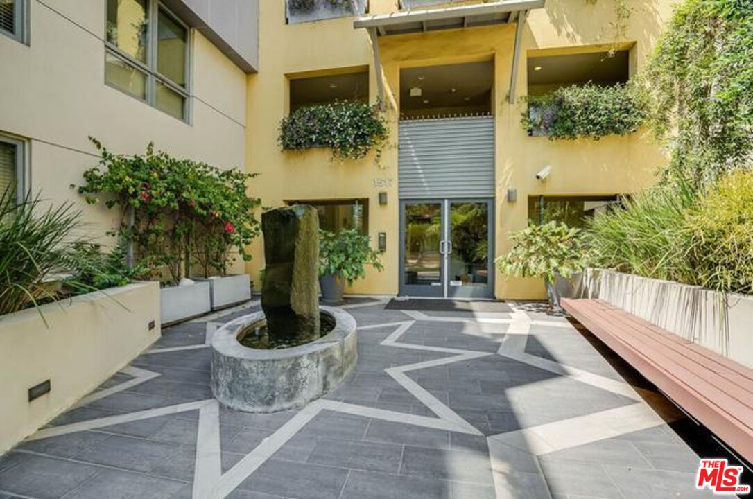 1517 S Bentley Ave Unit: 205