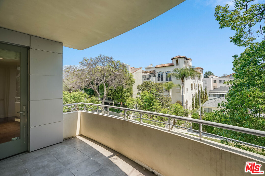 1517 S Bentley Ave Unit: 205