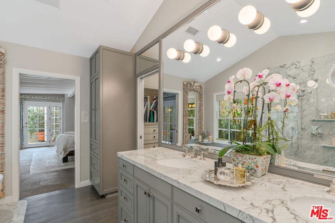 1528 Forest Knoll Dr