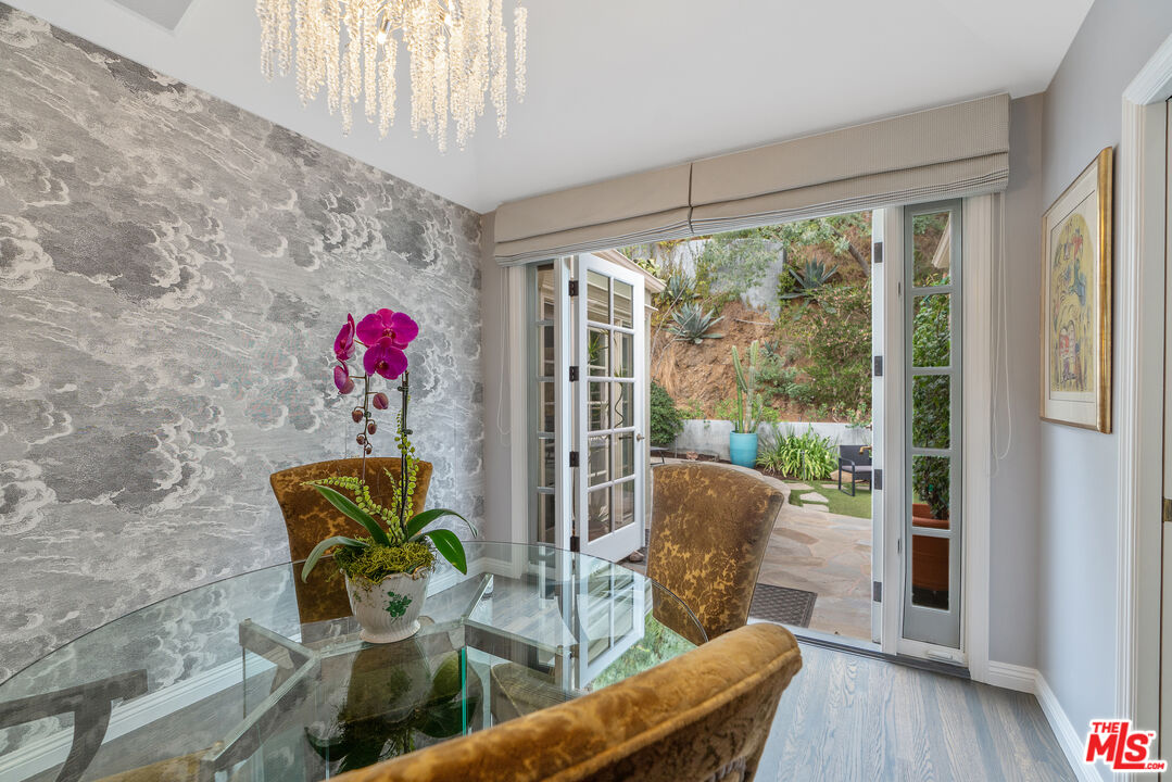 1528 Forest Knoll Dr