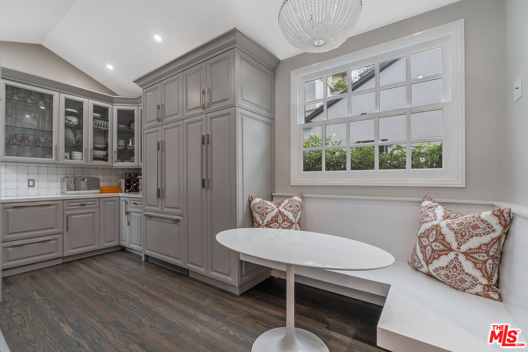 1528 Forest Knoll Dr