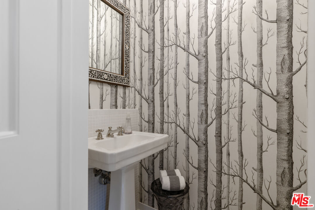 1528 Forest Knoll Dr