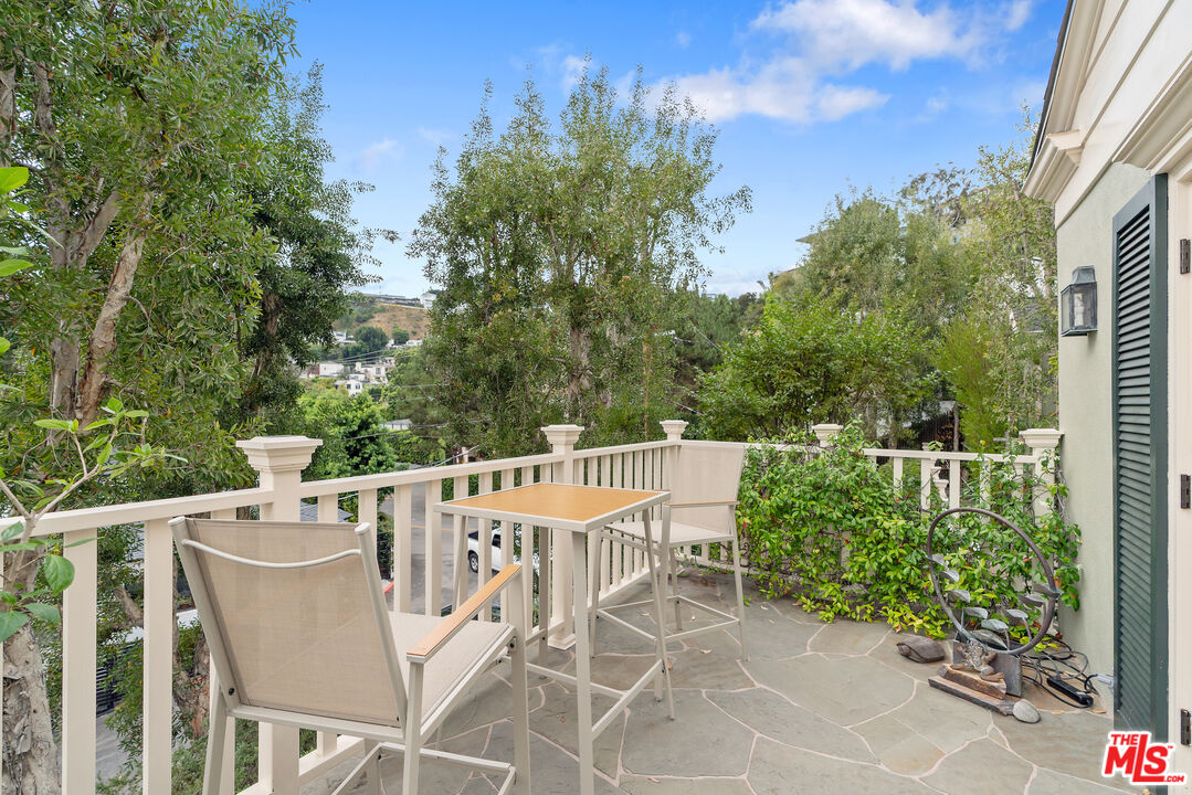 1528 Forest Knoll Dr