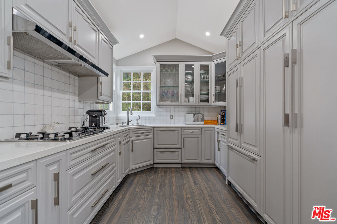 1528 Forest Knoll Dr