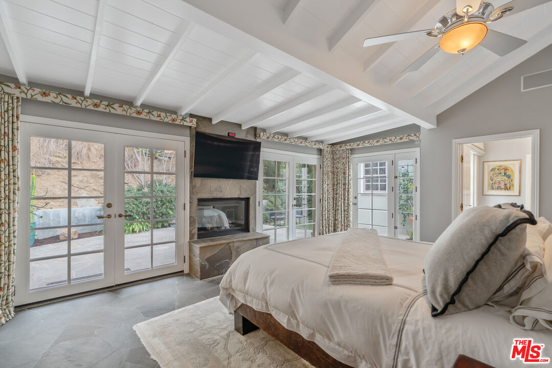 1528 Forest Knoll Dr