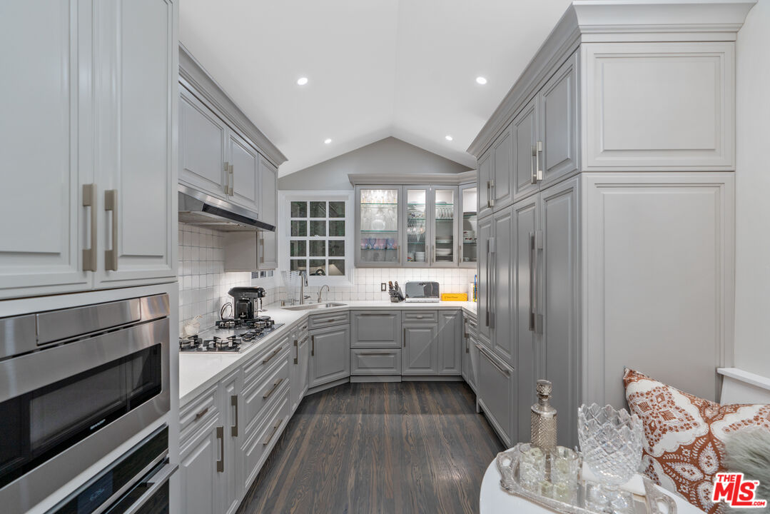 1528 Forest Knoll Dr