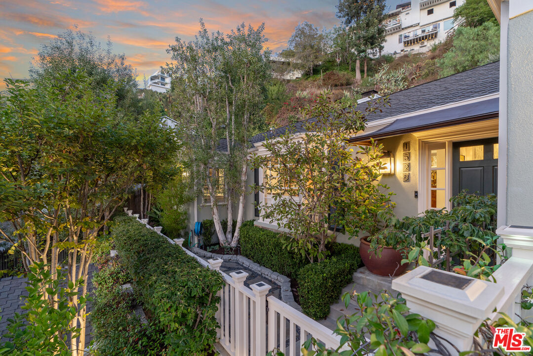 1528 Forest Knoll Dr