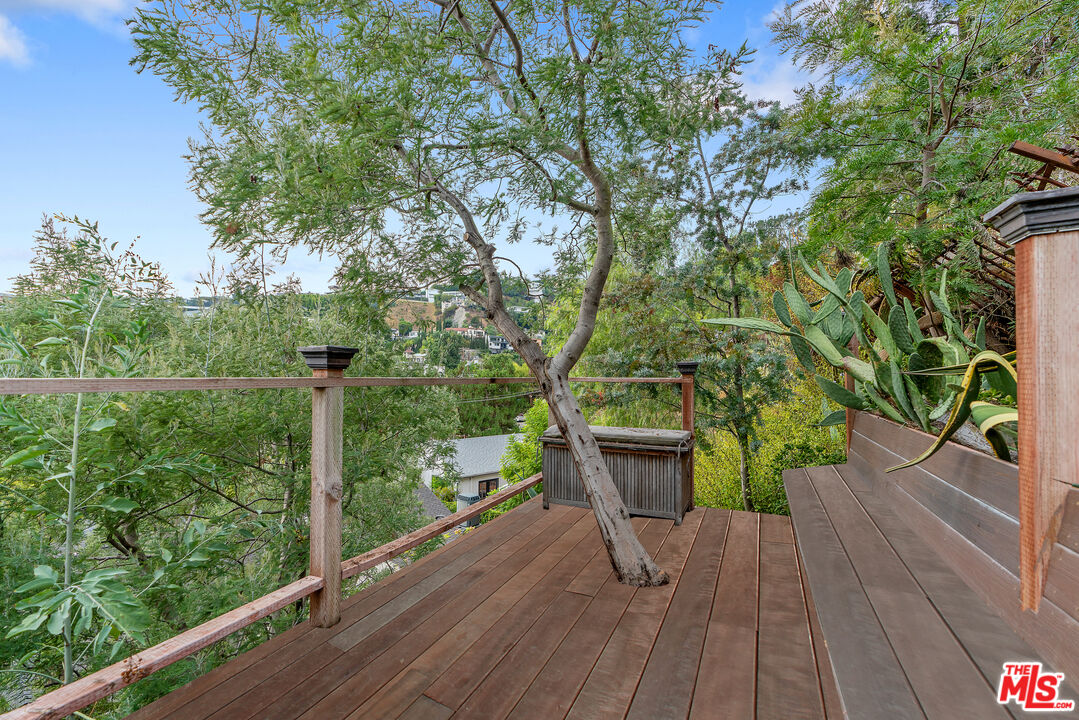 1528 Forest Knoll Dr