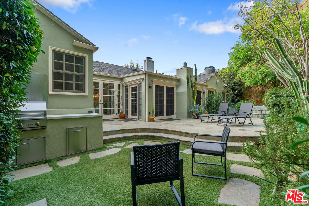 1528 Forest Knoll Dr