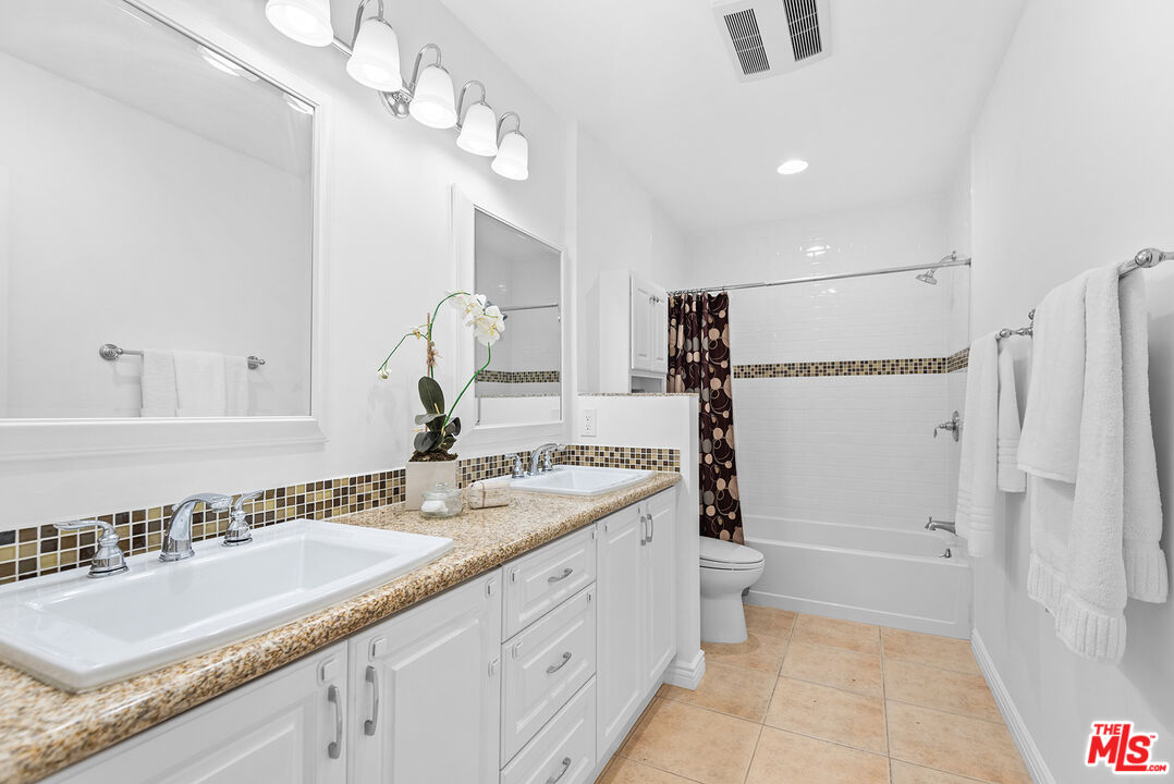 2318 Fox Hills Dr Unit: 102