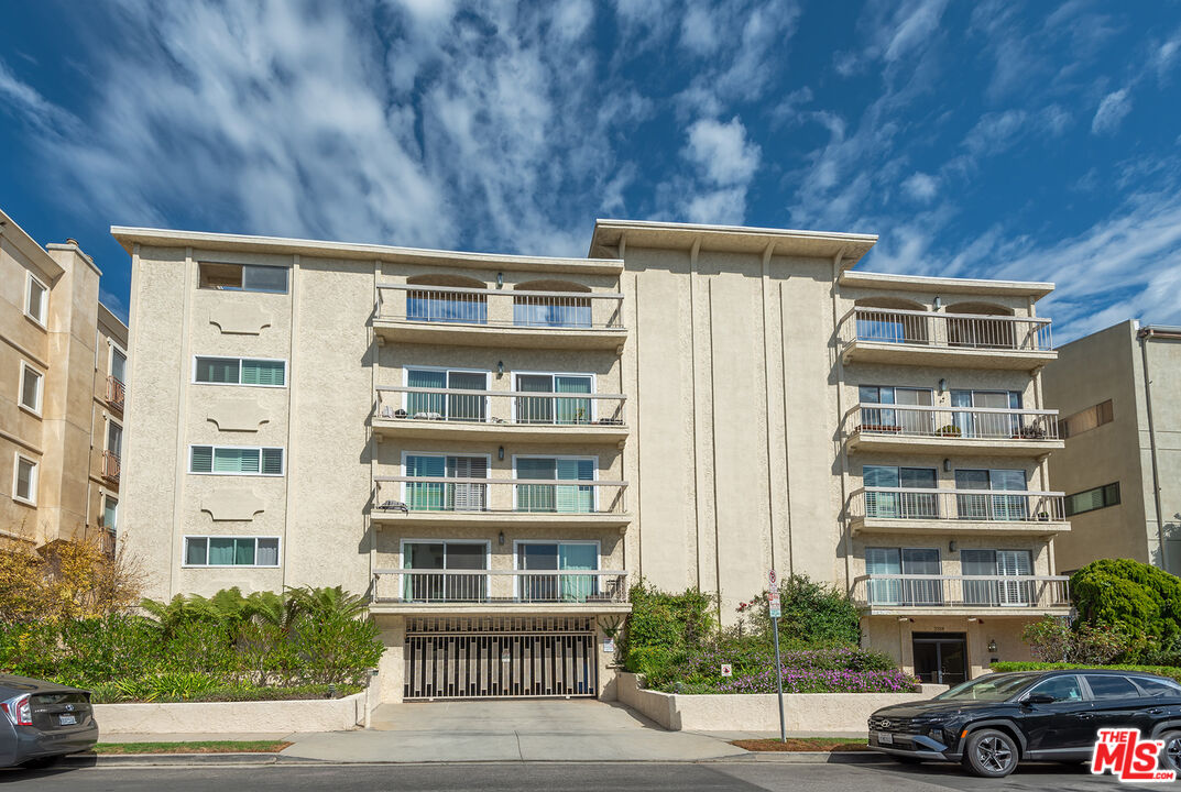 2318 Fox Hills Dr Unit: 102