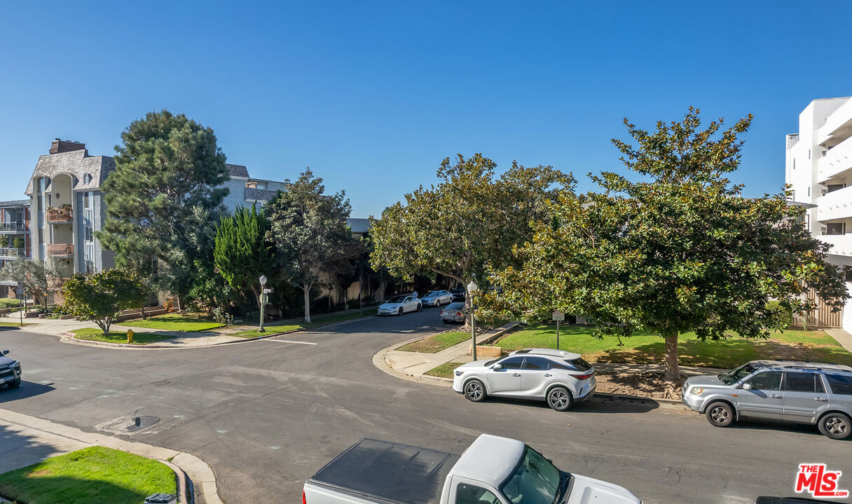 2318 Fox Hills Dr Unit: 102