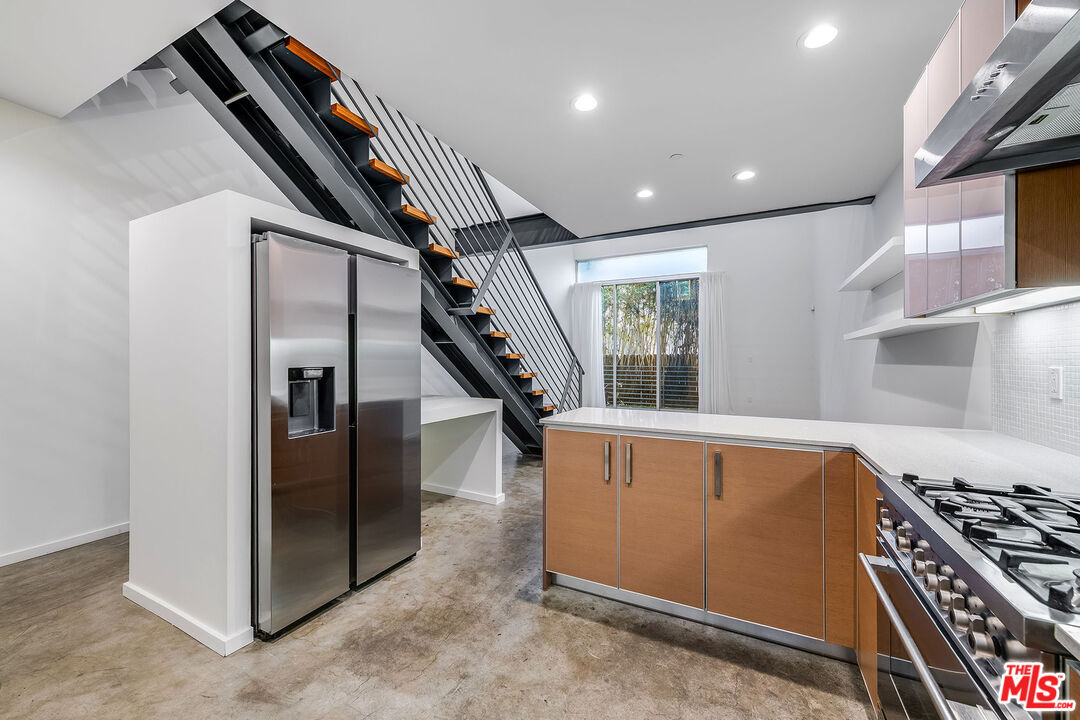 1220 N Orange Grove Ave Unit: 6