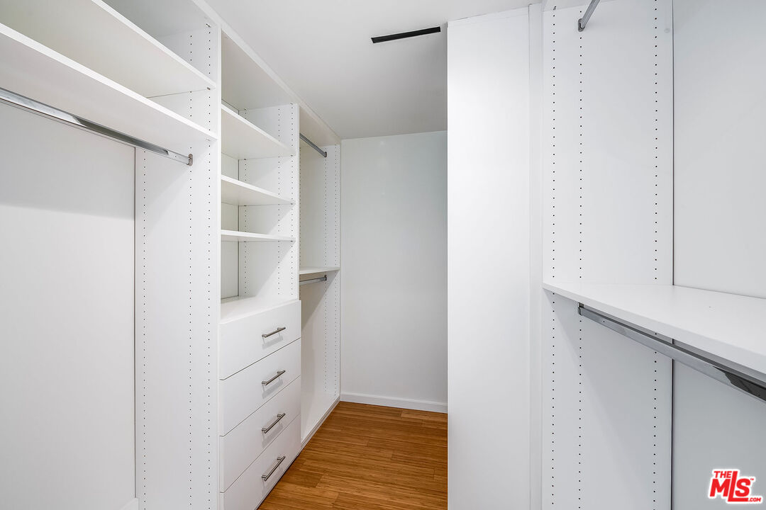 1220 N Orange Grove Ave Unit: 6