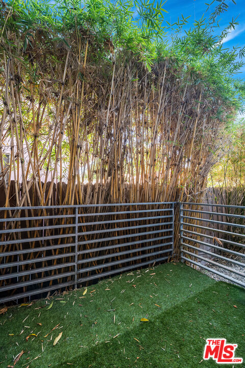 1220 N Orange Grove Ave Unit: 6